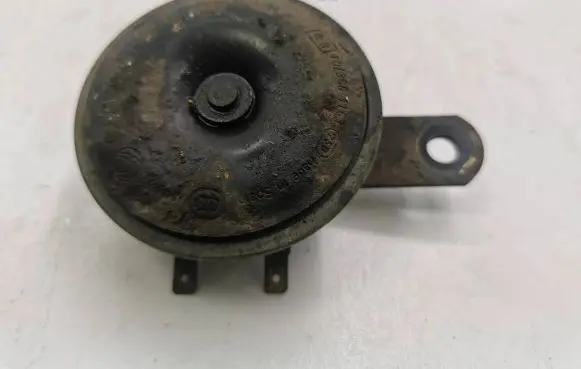 Nissan Juke I F15 Horn signal E1001163