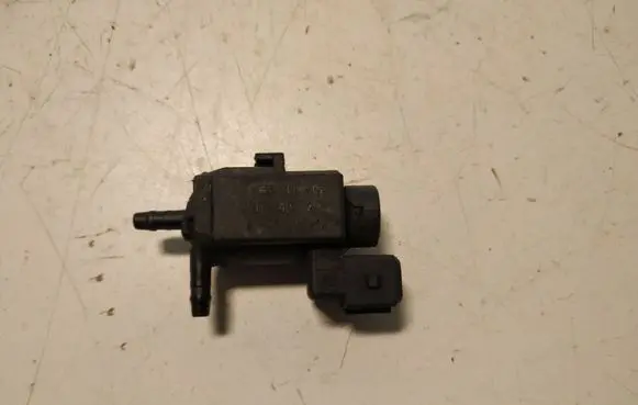 Volvo V70 Vacuum valve 72224010