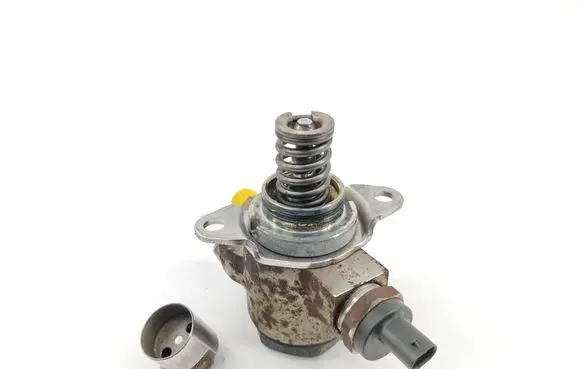 Volkswagen Polo V 6R Fuel injection high pressure pump 03C127026D