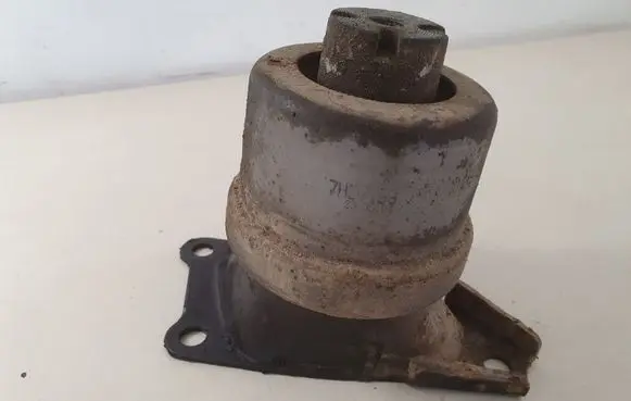 Volkswagen Transporter - Caravelle T5 Engine mount bracket 7H0199256