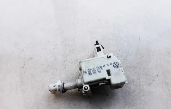 Volkswagen PASSAT B5 Central locking motor 3b0810773b 3b0959782