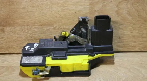 Volvo V70 Front door lock 8650554