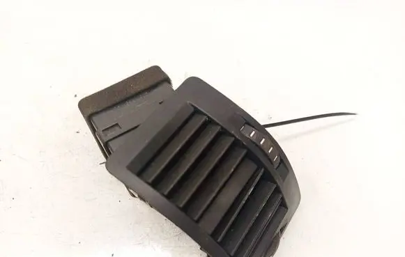 Skoda Octavia Mk2 (1Z) Dash center air vent grill 1Z0819701