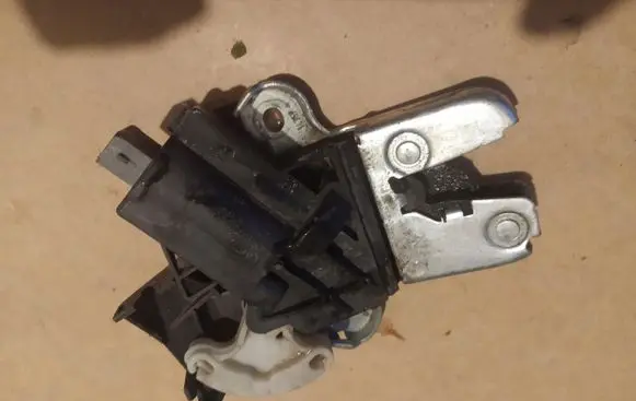 Volkswagen PASSAT B6 Tailgate lock latch 4F5827505D