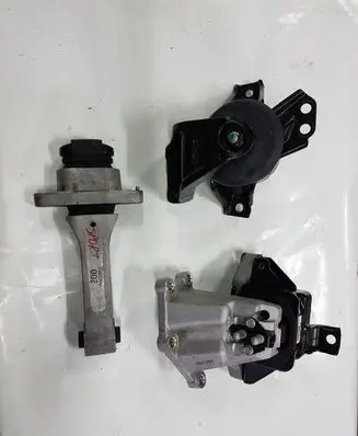 Engine mount vacuum valve