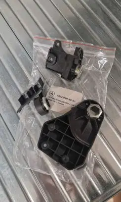 Headlight/headlamp mounting bracket