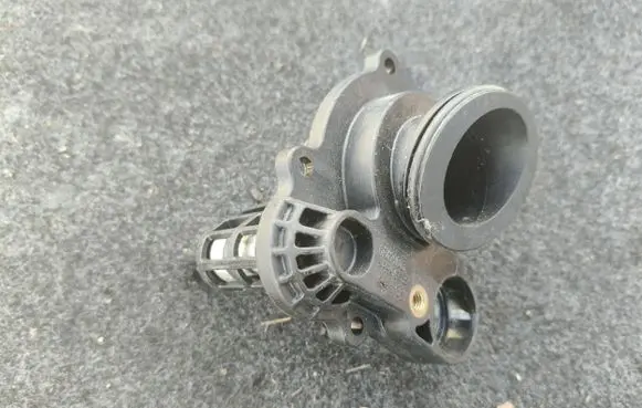 Audi Q7 4L Thermostat housing 059121111CT