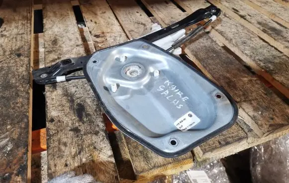 Rear window lifting mechanism without motor