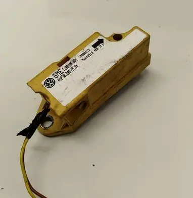 Volkswagen PASSAT B5 Airbag deployment crash/impact sensor 1J0909606M 03990210