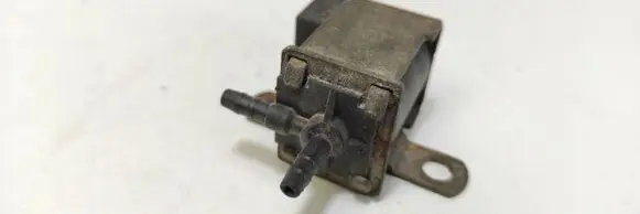 Volkswagen Golf III Vacuum valve 