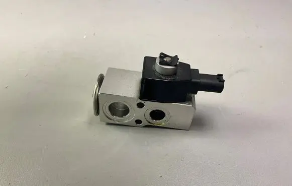 Tesla Model 3 Air conditioning (A/C) expansion valve 110187800A BN118271R928010