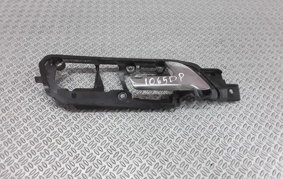 Volkswagen Polo IV 9N3 Front door interior handle