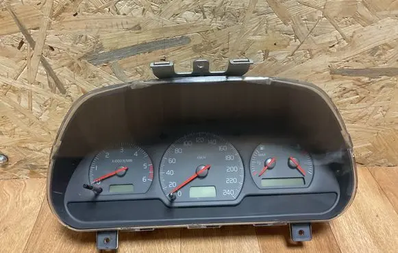 Volvo S40, V40 Speedometer (instrument cluster) 30889706D V15D4