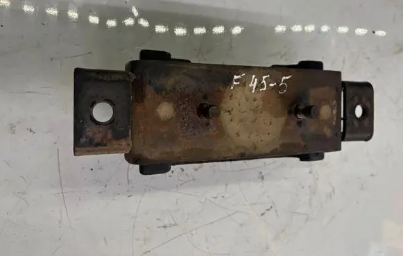 Mitsubishi L200 Gearbox mount MR992713