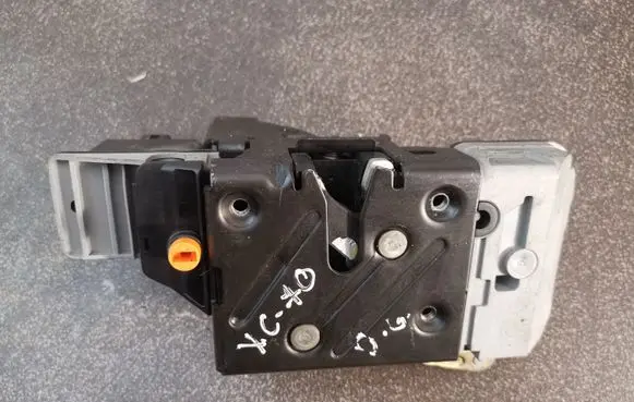 Volvo XC70 Rear door lock 8650557