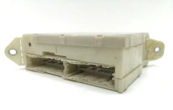 Lexus IS 220D-250-350 Fuse module 8273053050