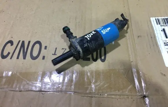 Volkswagen Touran I Headlight washer pump 3B7955681