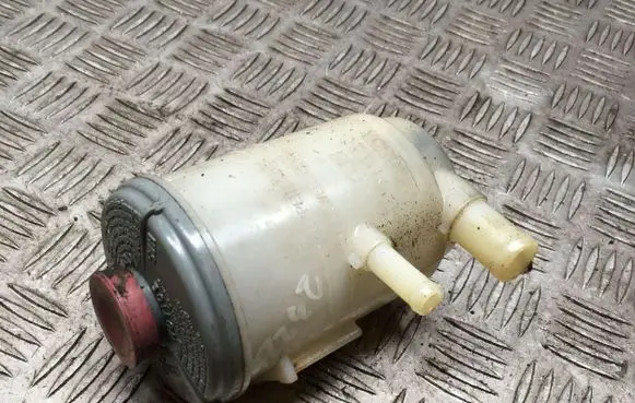 Honda FR-V Brake fluid reservoir 