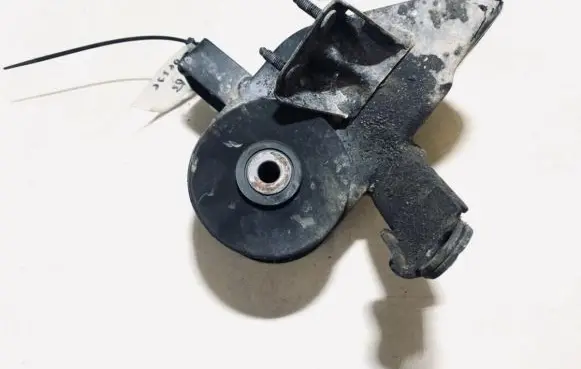 Mazda 626 Engine mount bracket