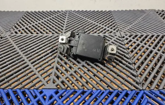 Toyota C-HR I Distronic sensor radar 882100W010 10R047526 202LSE009