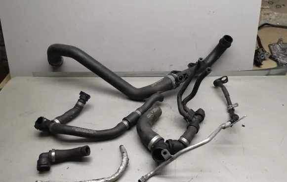 Engine coolant pipe/hose