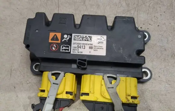 Opel Astra J Airbag control unit/module 13589413