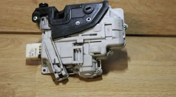 Audi A4 S4 B7 8E 8H Rear door lock 8E0839015AA