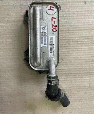 Toyota Avensis T270 Engine oil radiator 15710-0R011 MM112FP