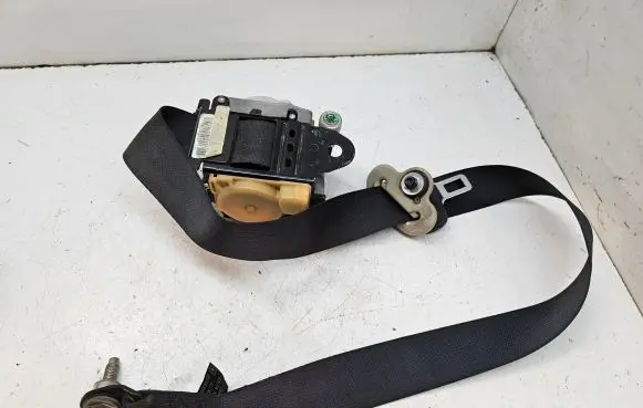 Nissan Note (E11) Front seatbelt
