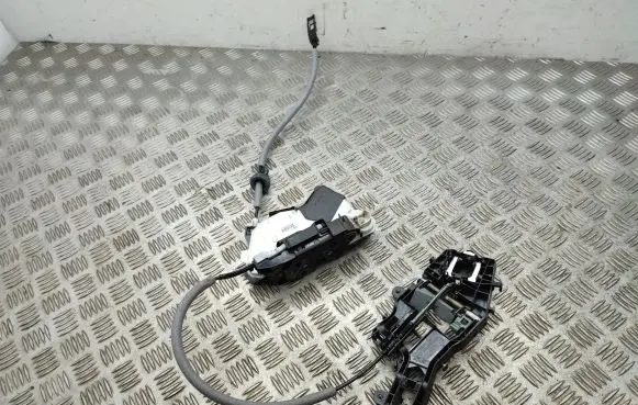 Volkswagen PASSAT B8 Front door lock 5E1837015A 517837811E