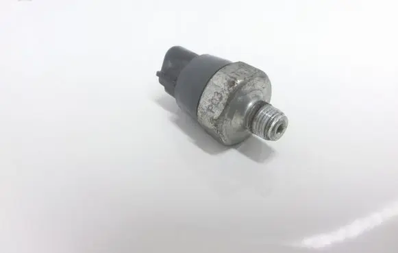 Toyota RAV 4 (XA40) Oil pressure sensor P03