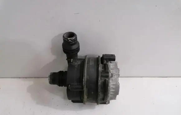 Mercedes-Benz C W205 Water pump A0005002586