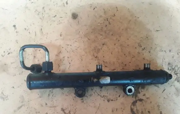 Land Rover Discovery 3 - LR3 Fuel main line pipe A2C20001330 5WS40129 4R8Q90280AB