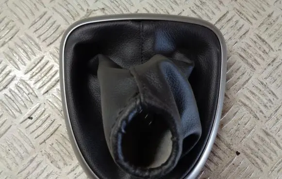Nissan Qashqai+2 Gear lever shifter trim leather/knob 96935JD000