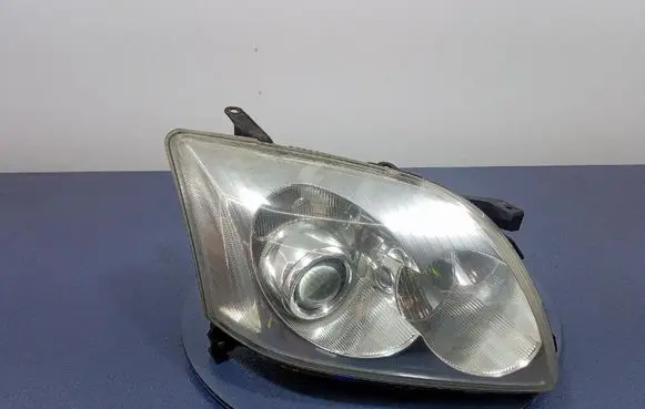 Toyota Avensis Verso Headlight/headlamp 