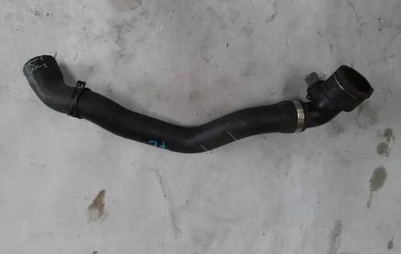 Engine coolant pipe/hose