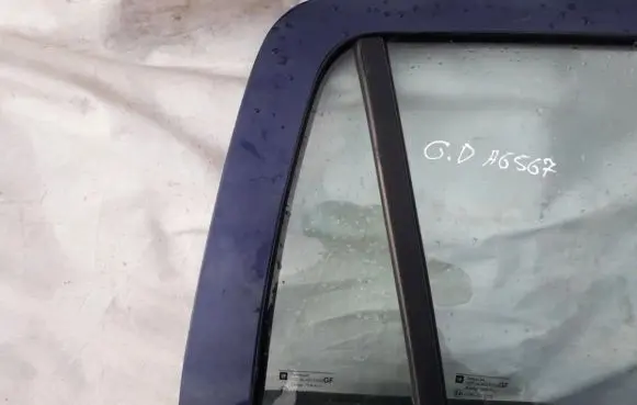 Rear vent window glass