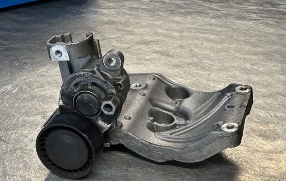 Peugeot 5008 II A/C compressor mount bracket 9823598480 9826265880