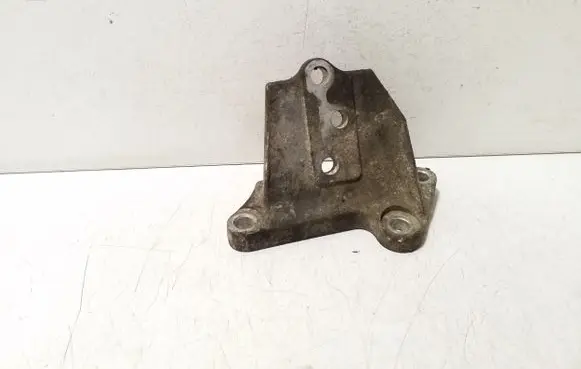 Nissan X-Trail T30 Engine mounting bracket