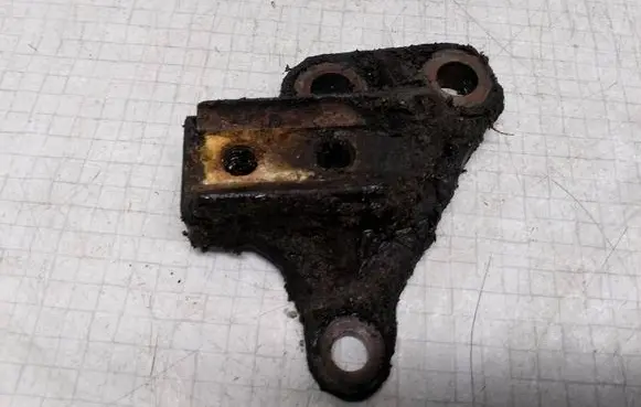 Volvo S60 Engine mounting bracket 8659104