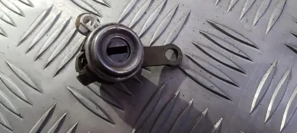 Toyota Carina T190 Front door lock (next to the handle) 