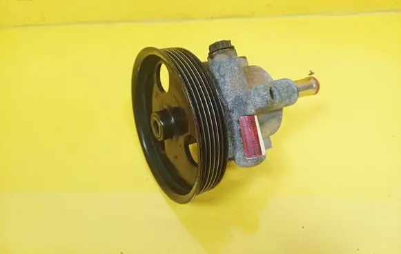 Renault Megane I Power steering pump 8200113599 26090956 8200112299