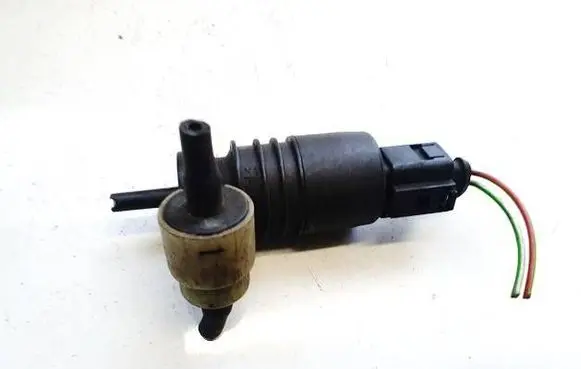 Volkswagen PASSAT B5 Windscreen/windshield washer pump 1j0973722