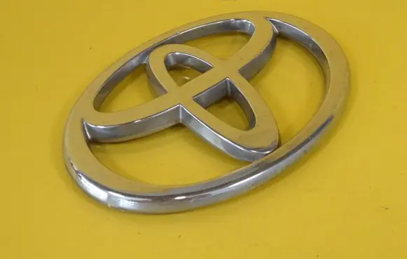 Toyota Corolla E120 E130 Manufacturer badge logo/emblem 