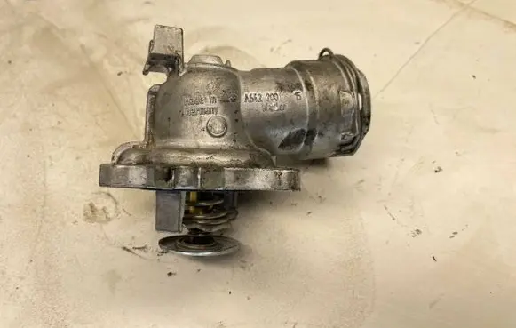 Thermostat/thermostat housing