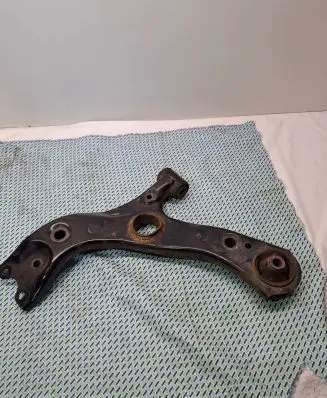 Toyota Avensis T250 Front control arm Y0116154