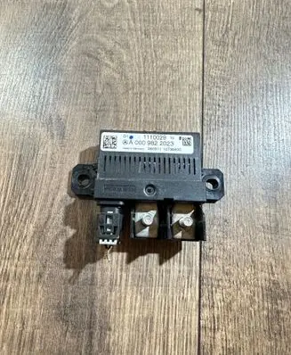Mercedes-Benz C W204 Charging relay a0009822023