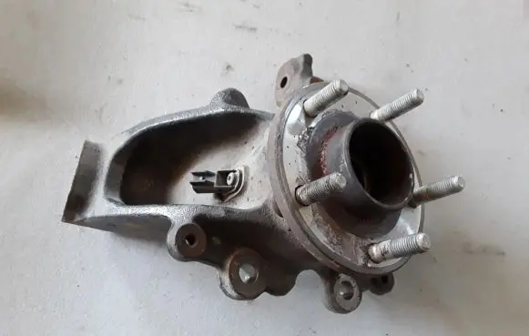 Ford Focus Front wheel hub AV613K171
