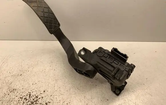 Accelerator throttle pedal