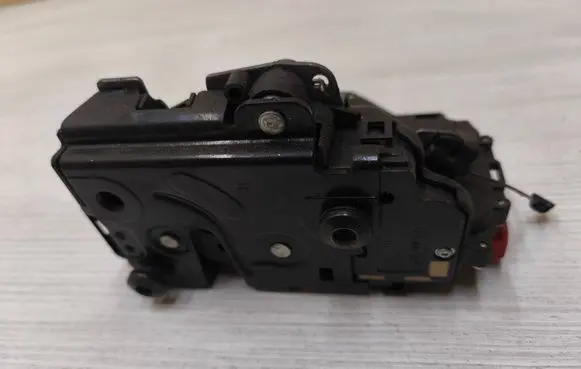 Volkswagen Touareg I Front door lock 3D2837015K